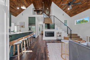 The Betty, on 2 acres Hot tub & 2 King Beds